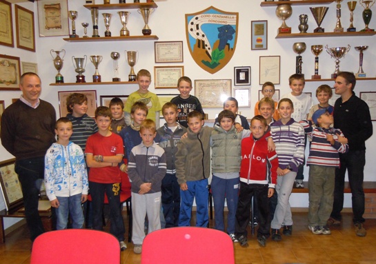 I bambini della sezione 'Voci Bianche' tra il presidente Stefano Lazzeri Zanoni ed il maestro Andrea Fuoli